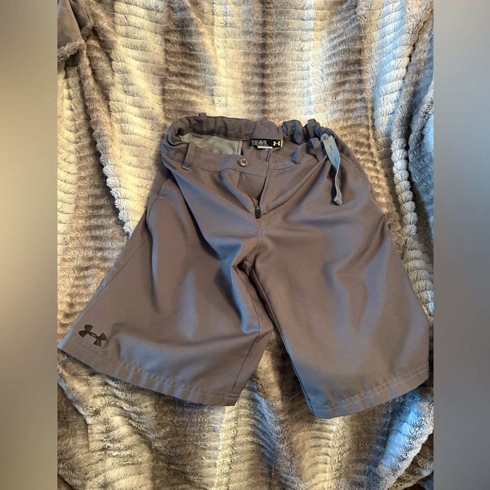 Under Armour, size youth large gray shorts